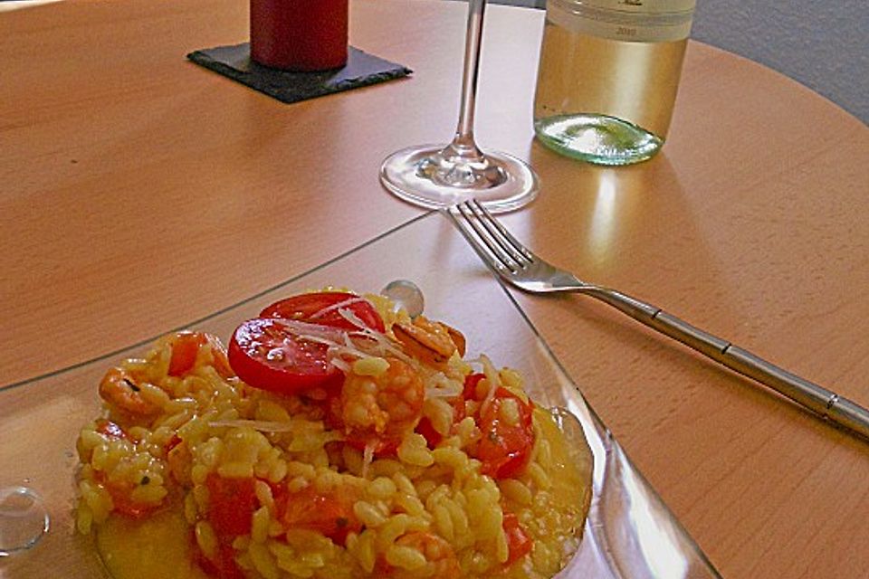 Safranrisotto mit Garnelen und Cocktailtomaten