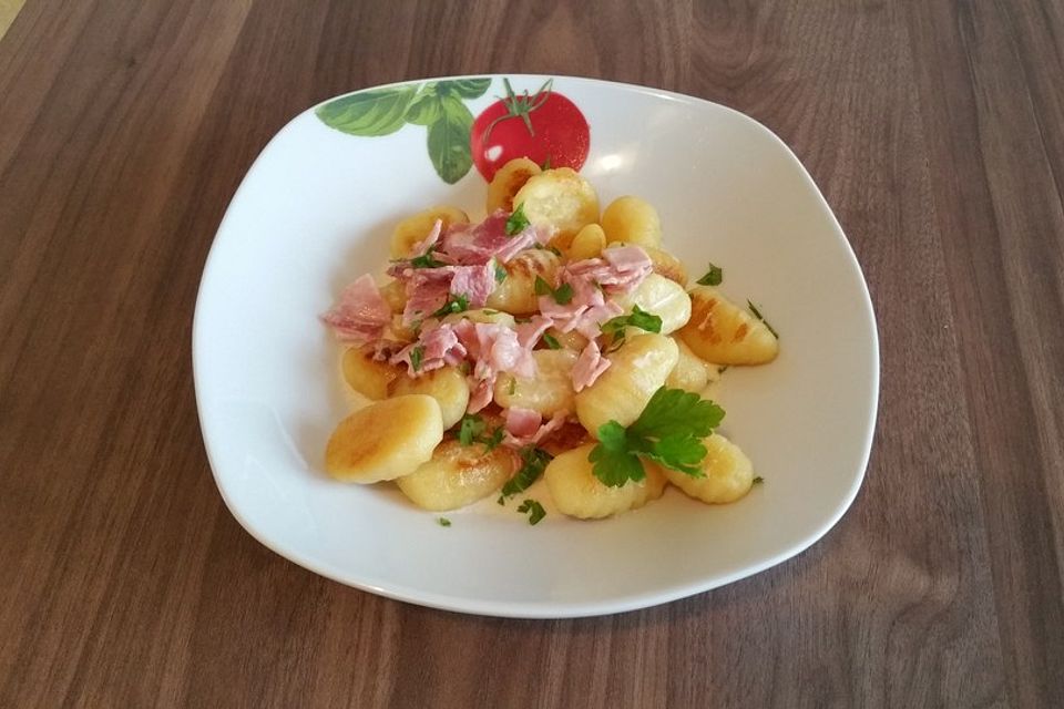 Gnocchi mit Käse-Knoblauch-Schinken-Soße