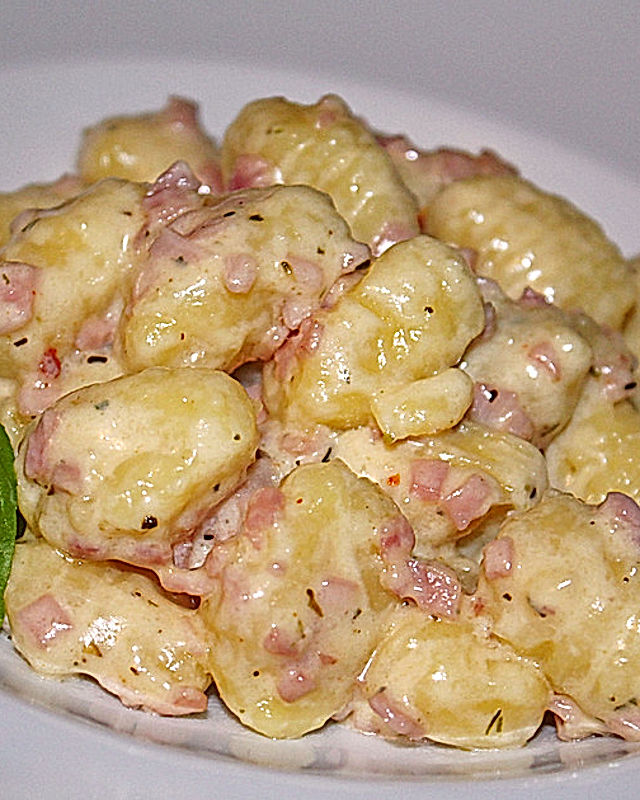 Gnocchi mit Käse-Knoblauch-Schinken-Soße