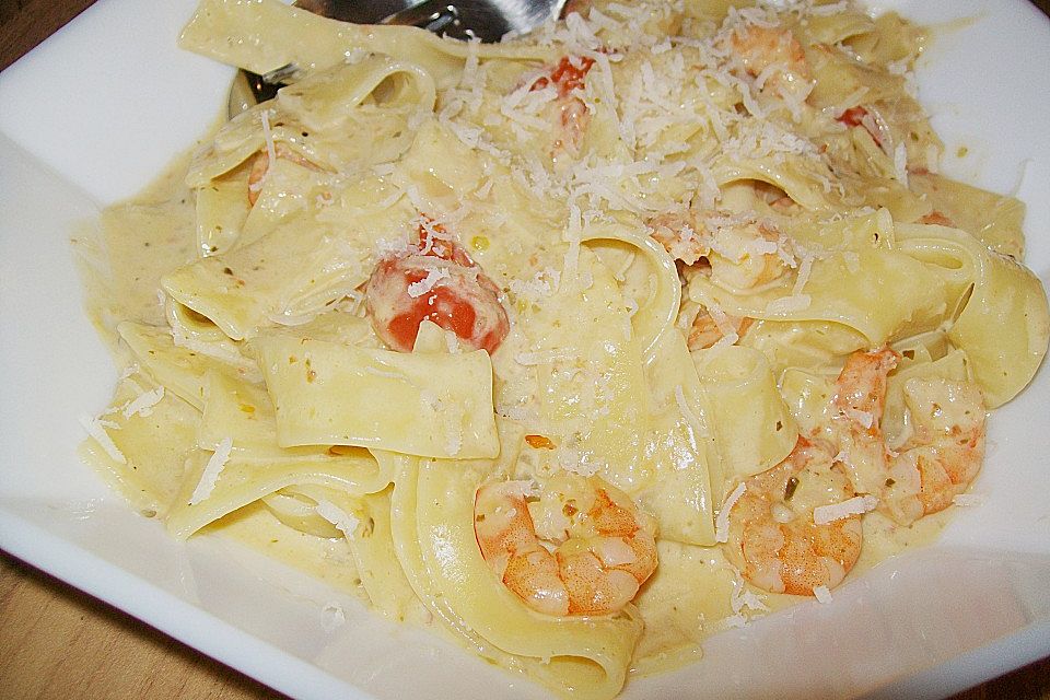 Pasta mit Gernelen Pesto-Sahne Soße