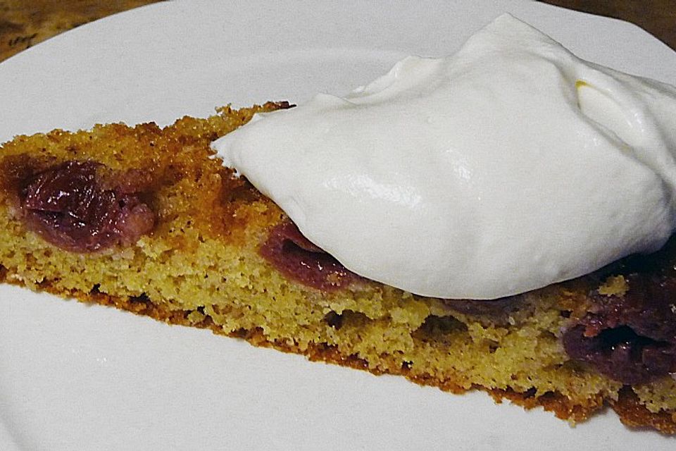 Kirsch-Amarettini Kuchen mit Mascarpone-Sahne