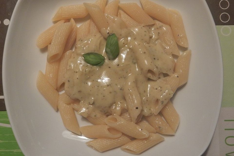 Penne mit Baby-Blattspinat in Gorgonzola-Walnuss-Sauce