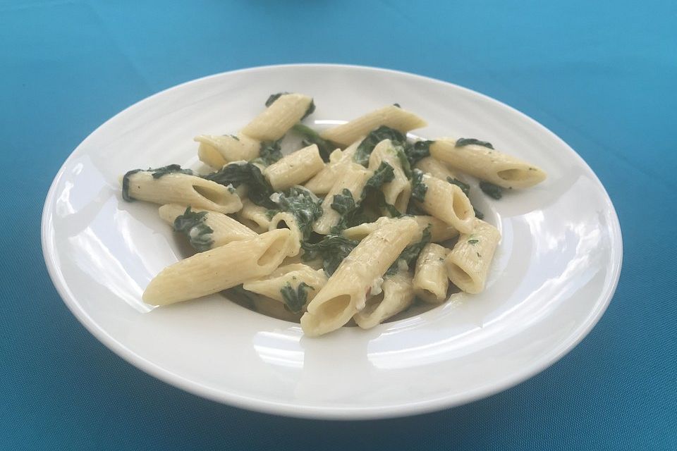 Penne mit Baby-Blattspinat in Gorgonzola-Walnuss-Sauce