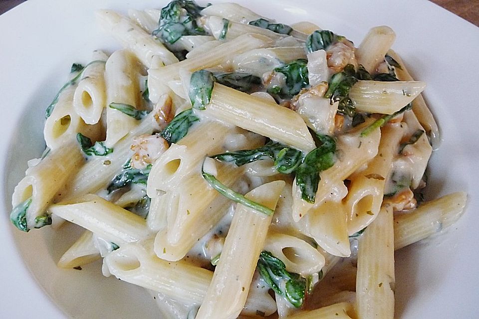 Penne mit Baby-Blattspinat in Gorgonzola-Walnuss-Sauce