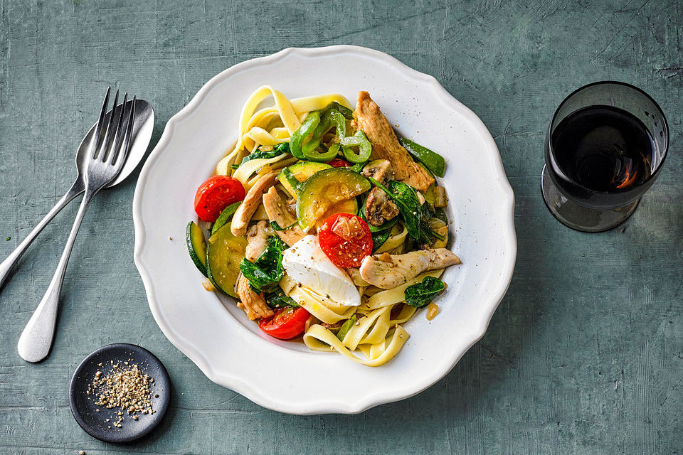 Tagliatelle mit Hähnchenbrust und frischem Gemüse in Sojasauce