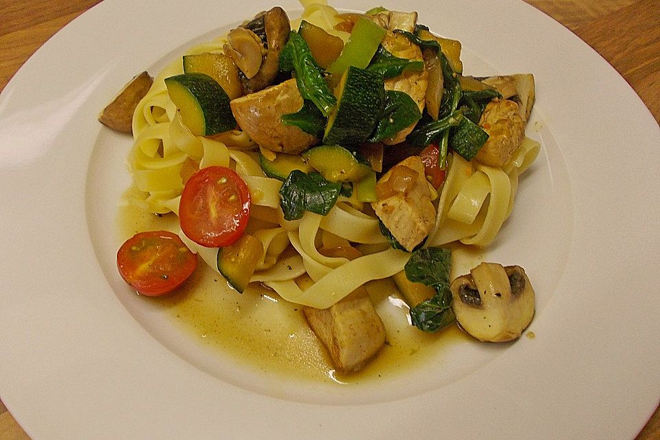 Tagliatelle mit Hähnchenbrust und frischem Gemüse in Sojasauce