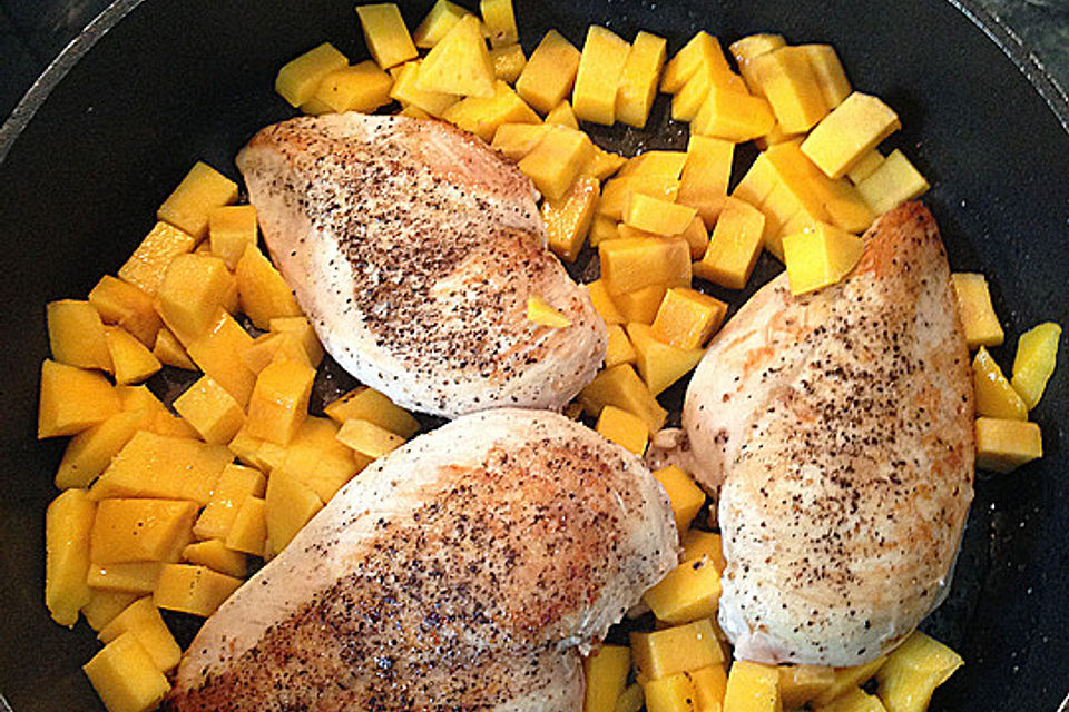 Hähnchenbrust mit fruchtiger Mango-Curry-Sauce