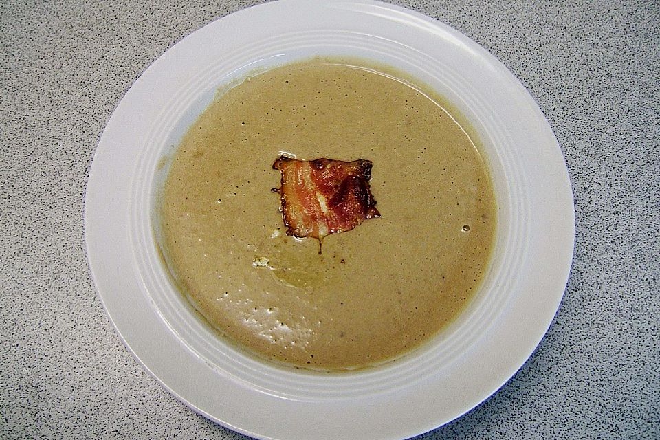 Walnuss-Pinienkern-Cremesuppe mit Ziegenkäsetalern