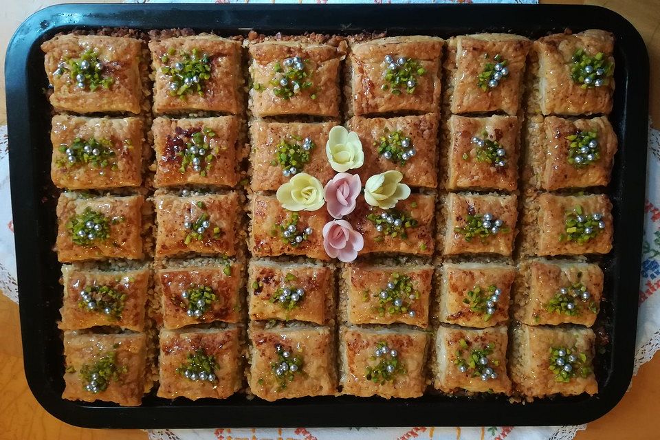 Türkische Baklava mit Rosen-Sirup