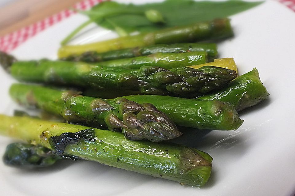 Grüner Spargel mit frischem Bärlauch aus der Pfanne