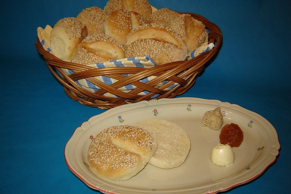 Milchbrötchen mit Sesamkruste