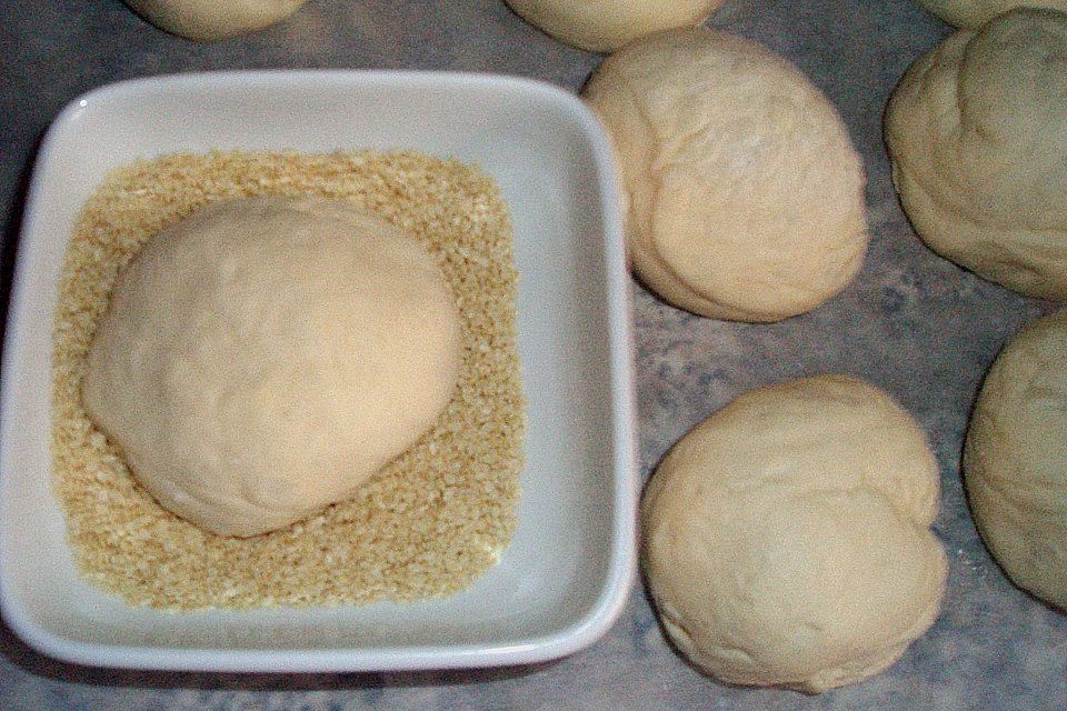 Milchbrötchen mit Sesamkruste