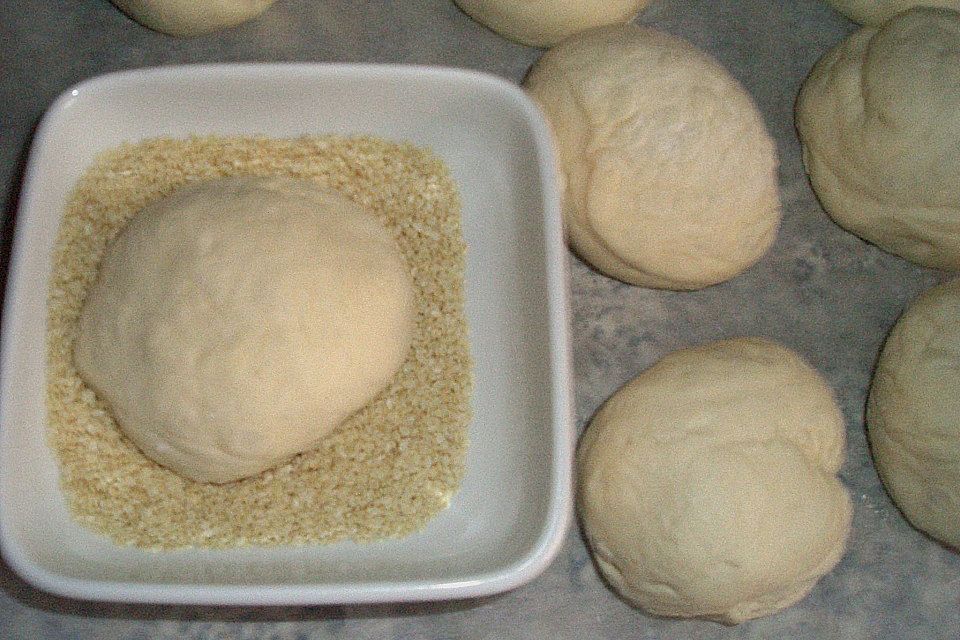 Milchbrötchen mit Sesamkruste