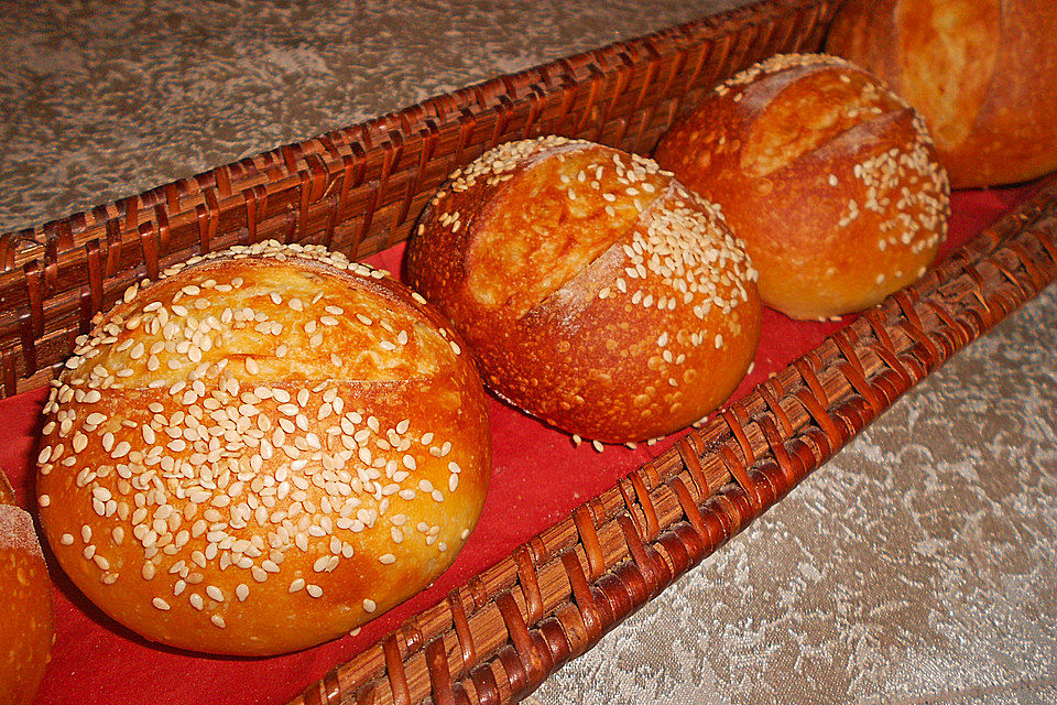 Milchbrötchen mit Sesamkruste