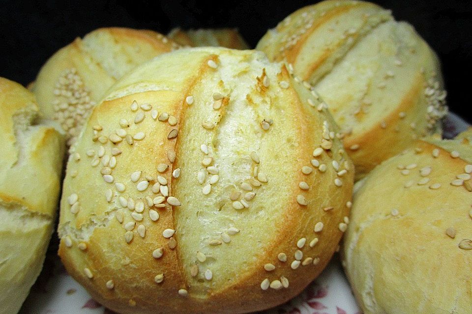 Milchbrötchen mit Sesamkruste