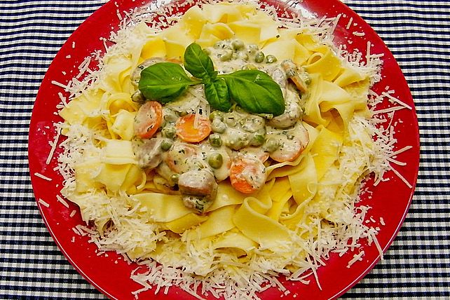 Bandnudeln mit Putenstreifen und Gemüse in Weißwein-Käsesauce von ...
