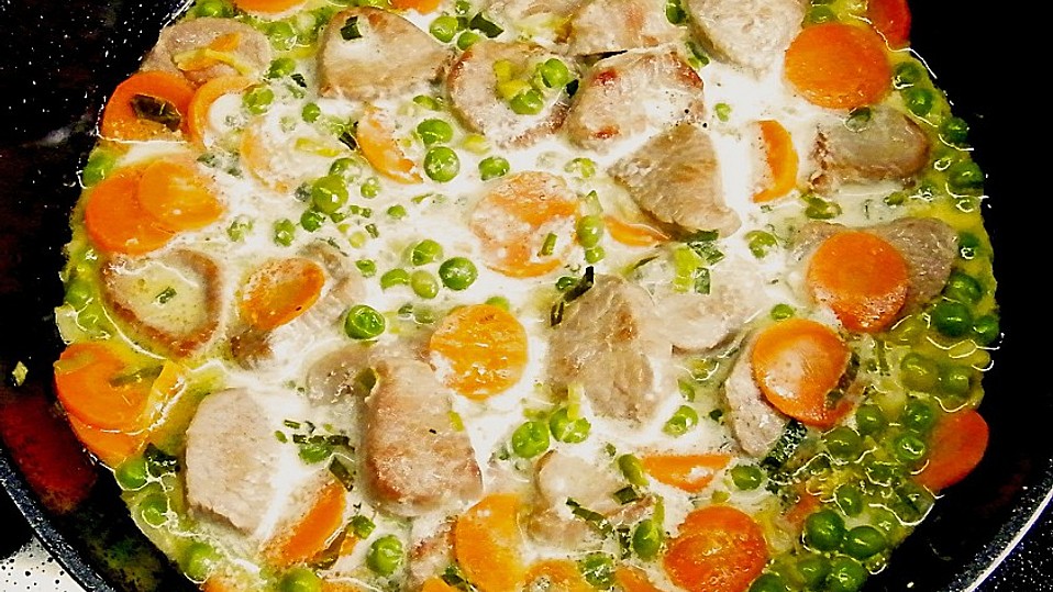 Bandnudeln mit Putenstreifen und Gemüse in Weißwein-Käsesauce von mawiia