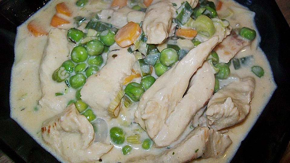 Bandnudeln mit Putenstreifen und Gemüse in Weißwein-Käsesauce von mawiia