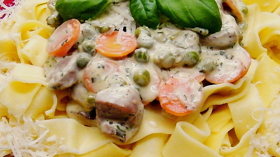 Bandnudeln mit Putenstreifen und Gemüse in Weißwein-Käsesauce von mawiia