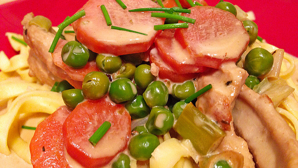 Bandnudeln mit Putenstreifen und Gemüse in Weißwein-Käsesauce von mawiia