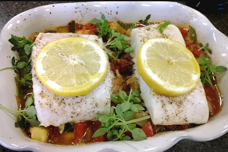 Gebackener Fisch mit Tomaten-Zucchini-Sauce