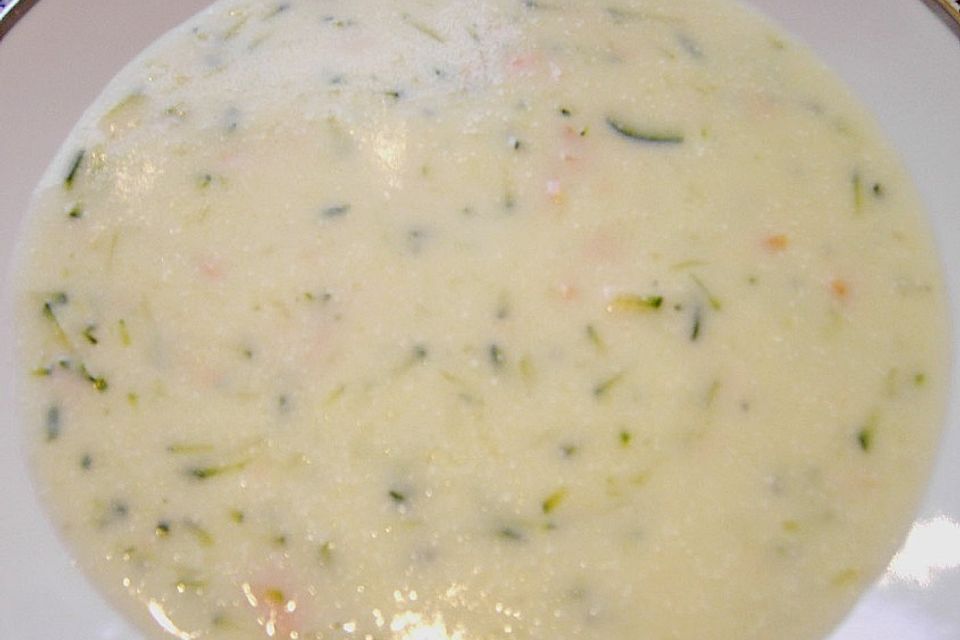 Zucchinicremesuppe mit Lachs