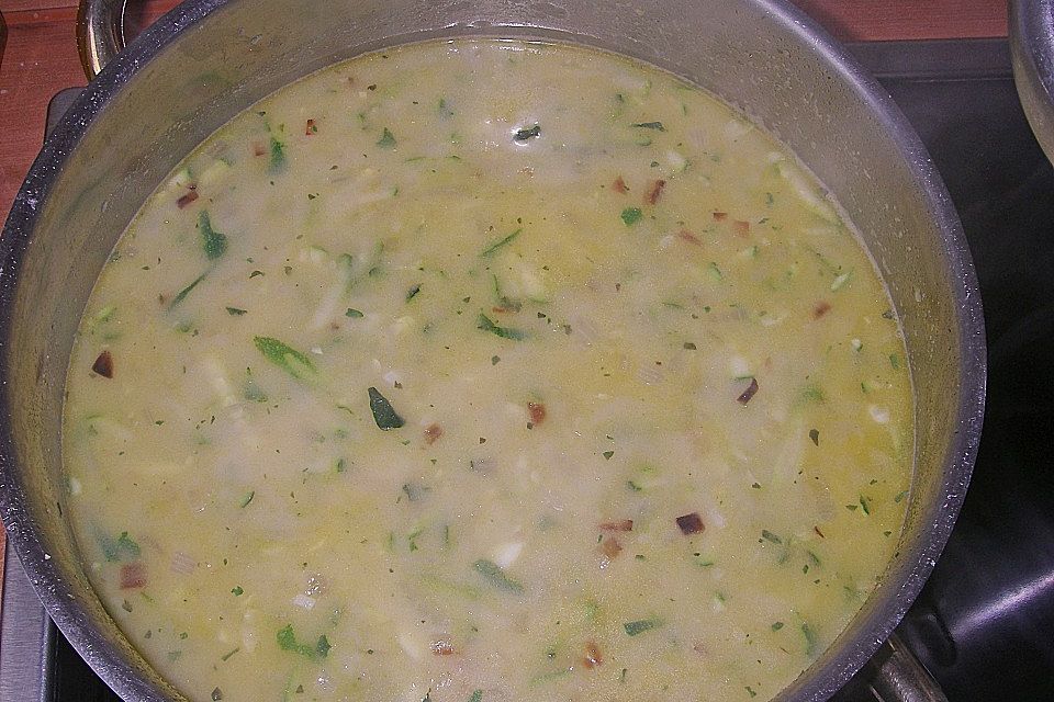 Zucchinicremesuppe mit Lachs