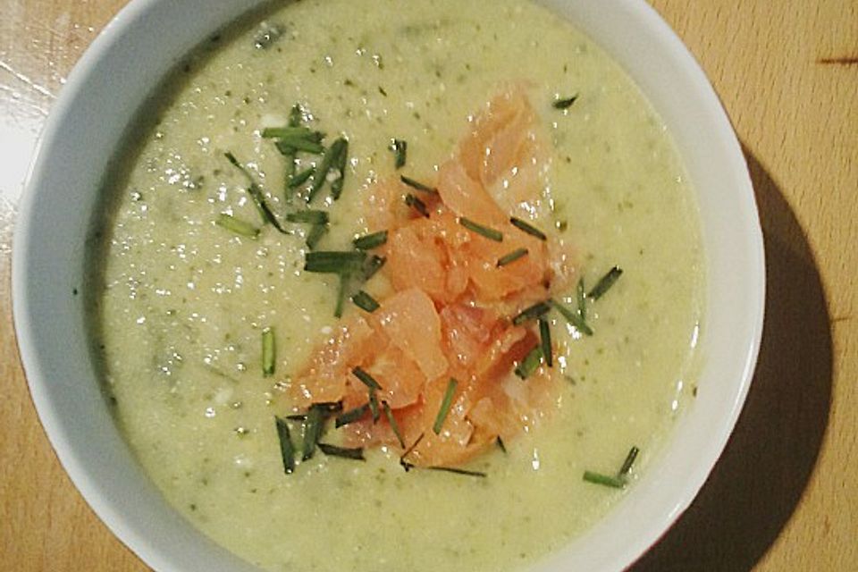 Zucchinicremesuppe mit Lachs