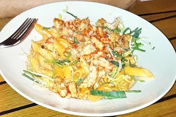 Thai Nudelpfanne mit Garnelen oder Lachs