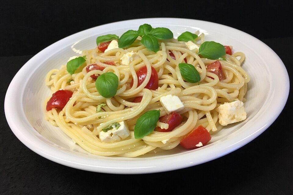 Spaghettisalat mit Tomaten, Schafskäse und Basilikum