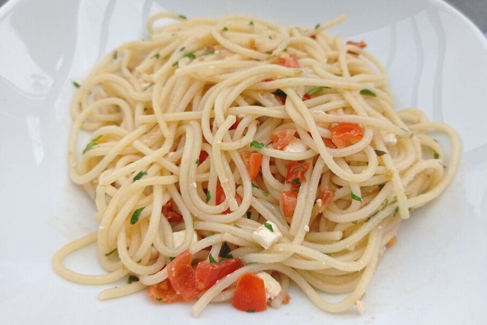 Spaghettisalat mit Tomaten, Schafskäse und Basilikum