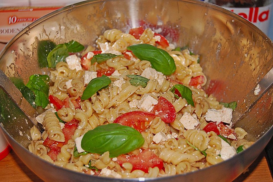 Spaghettisalat mit Tomaten, Schafskäse und Basilikum