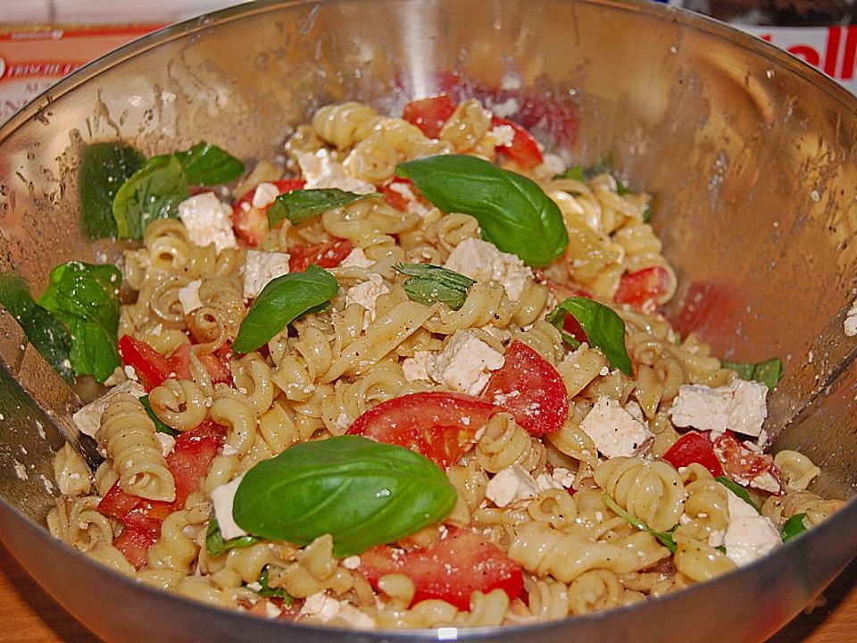 Spaghettisalat mit Tomaten, Schafskäse und Basilikum von nagelmanuela ...