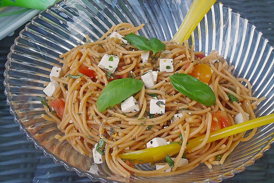 Spaghettisalat mit Tomaten, Schafskäse und Basilikum