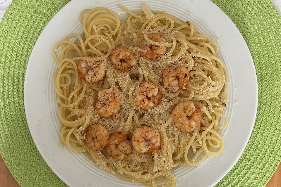 Spaghetti in Zitronenbutter mit gebratenen Garnelen