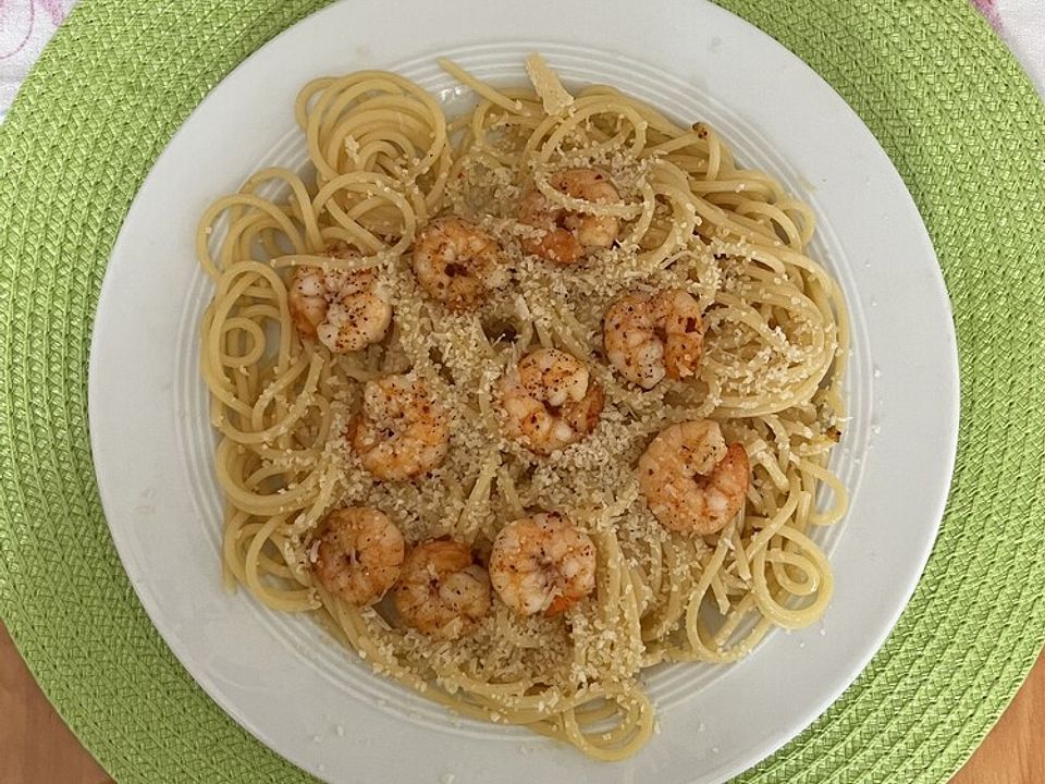 Spaghetti in Zitronenbutter mit gebratenen Garnelen von tkaiser| Chefkoch