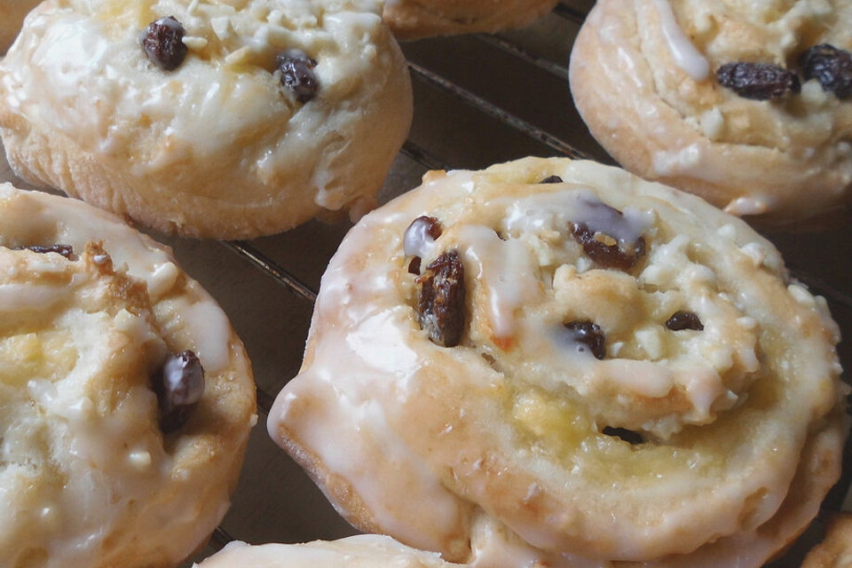 Hefeschnecken mit Pudding-Rosinenfüllung