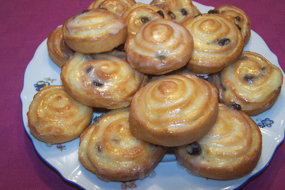 Hefeschnecken mit Pudding-Rosinenfüllung