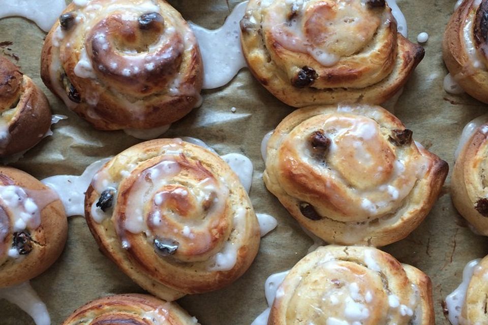 Hefeschnecken mit Pudding-Rosinenfüllung