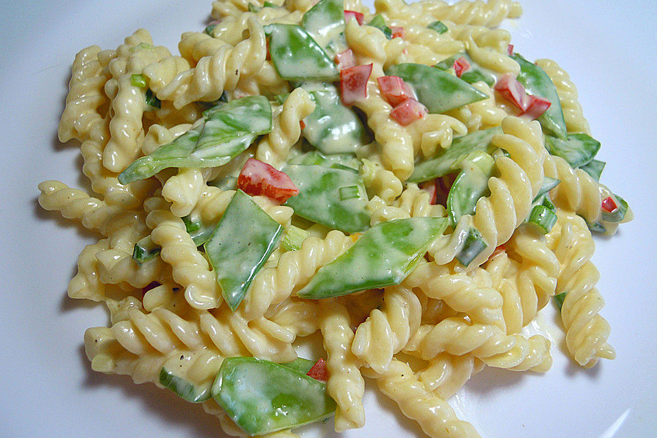 Grüner Pastasalat