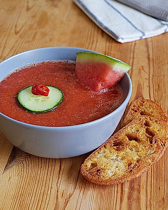 Gurken-Tomaten-Suppe mit Melone
