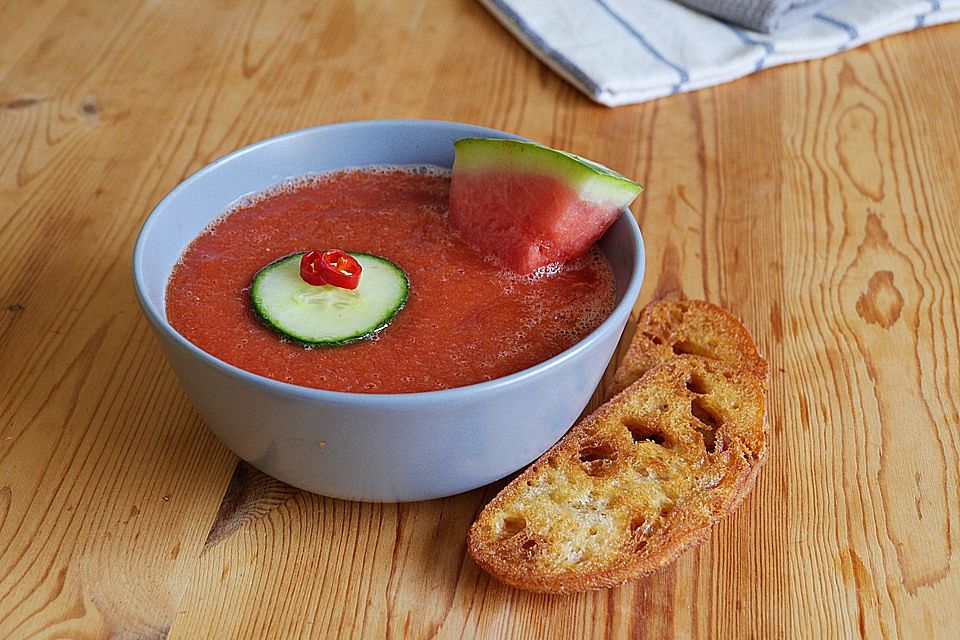 Gurken-Tomaten-Suppe mit Melone