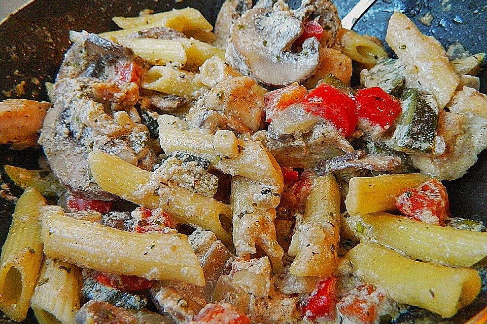 Pasta mit Hähnchenstreifen in Frischkäse-Soße