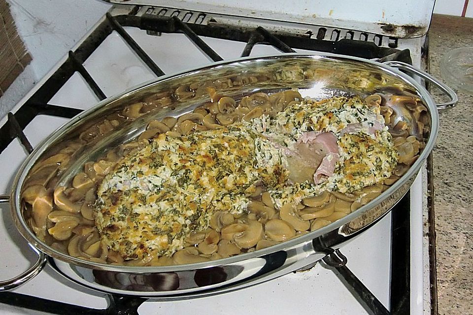 Schweinefilet im Schinkenmantel mit Frischkäse-Kräuterhaube auf Champignon