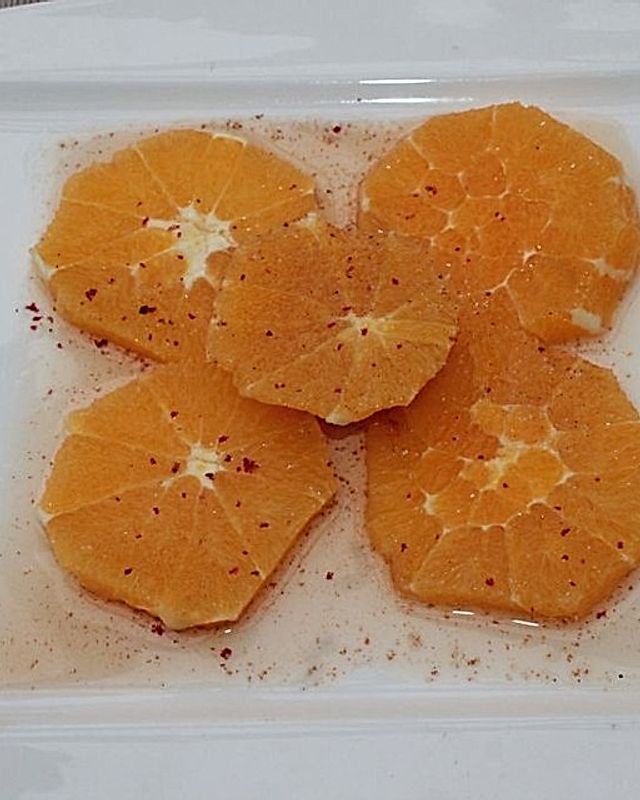 Orangenfilets in Safran-Gewürzsirup