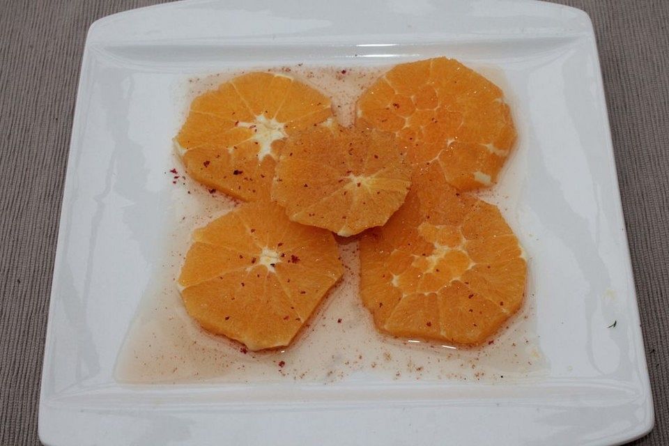 Orangenfilets in Safran-Gewürzsirup