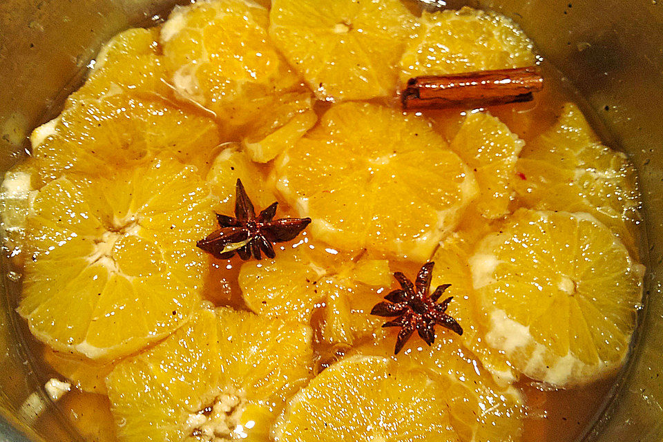 Orangenfilets in Safran-Gewürzsirup