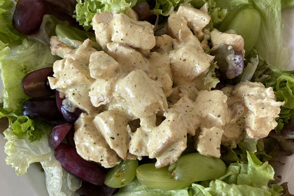 Grüner Salat mit Hähnchen und Trauben