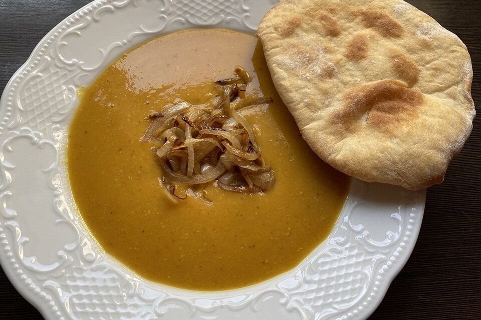 Indische Linsensuppe mit Kreuzkümmel-Zwiebeln