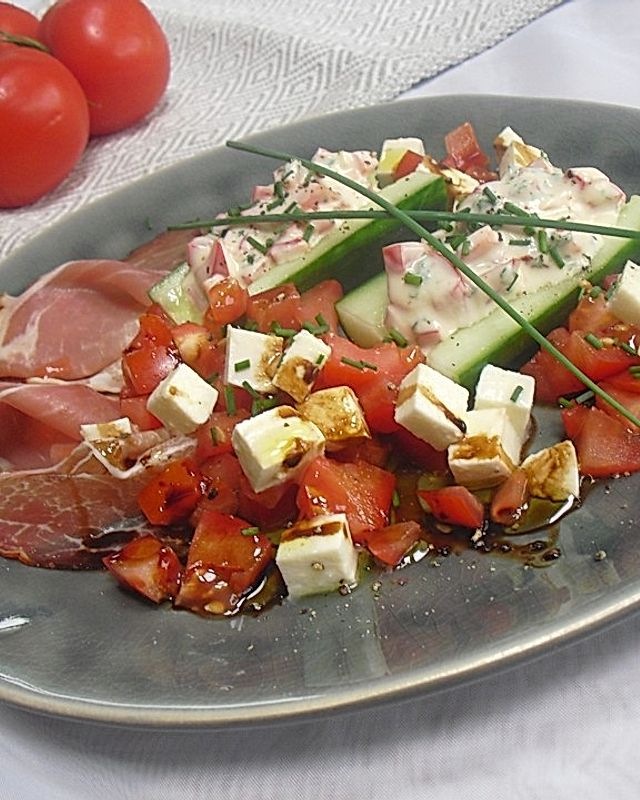 Gurkenschiffchen mit Tomaten-Mozzarella